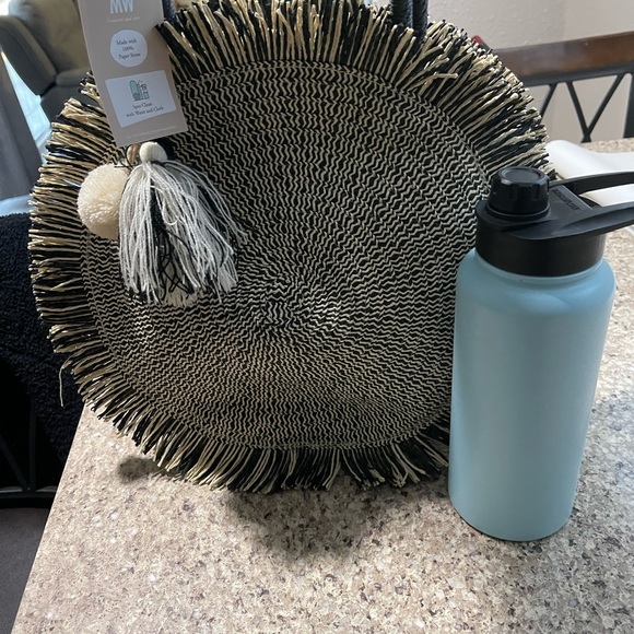 NWT straw crossbody bag. - Picture 4 of 5